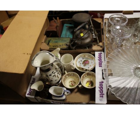 A SMALL TRAY OF CERAMICS TO INC CLARICE CLIFF RURAL SCENES CUPS TOGETHER WITH A TRAY OF METALWARE &amp; COLLECTABLES TO INC A