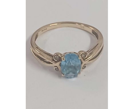 AN AQUAMARINE &amp; ROSE DIAMOND RING SET IN 9ct, SIZE 'L'
