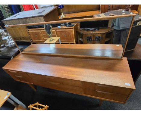 RETRO DRESSING TABLE