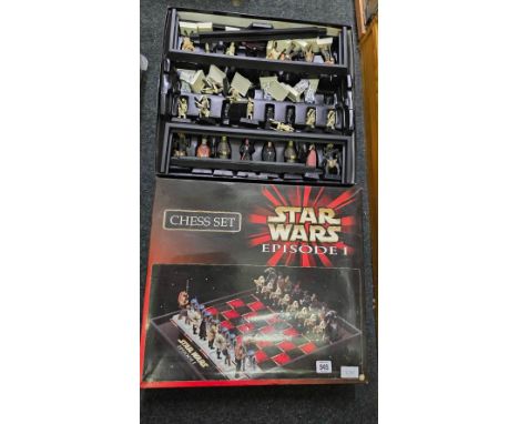 STAR WARS EPISODE 1 CHESS SET IN BOX