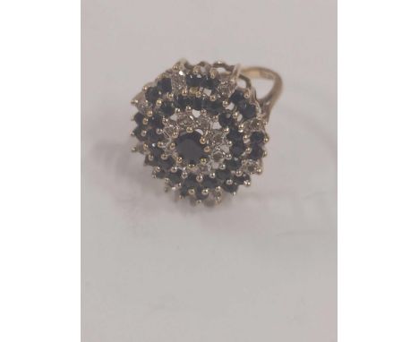 A LARGE SAPPHIRE &amp; DIAMOND CHIP CLUSTER RING SET IN 9ct, SIZE 'N'