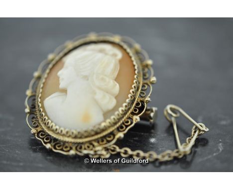 A 9ct yellow gold oval cameo portrait brooch,6.2g