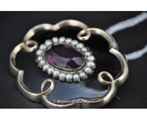 *Decorative brooch with pearl surround (Lot subject to VAT)