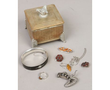 A brass trinket box and small collection of jewellery including amber jewellery, marcasite cobra brooch and Victorian bangle 