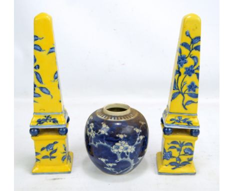 A 20th century Chinese blue and white ginger jar with Kangxi double ring mark, height 14cm, and a pair of modern obelisks (3)