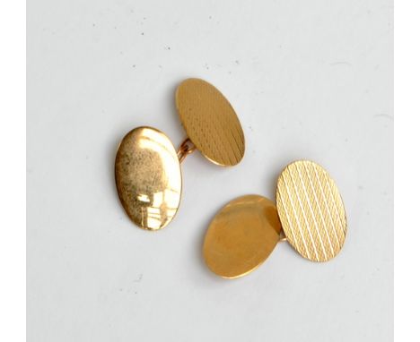 A pair of 9ct yellow gold chain cufflinks with engine turned decoration, approx 3.1g (2).