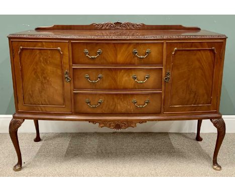 MAHOGANY RAILBACK SIDEBOARD - 20th Century in Regency style with three central drawers and two cupboard doors on cabriole sup