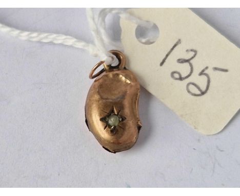 A kidney bean charm with pearl AF 9ct