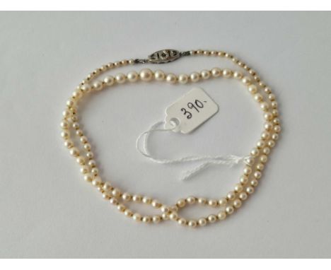 A pearl necklace 18 inch