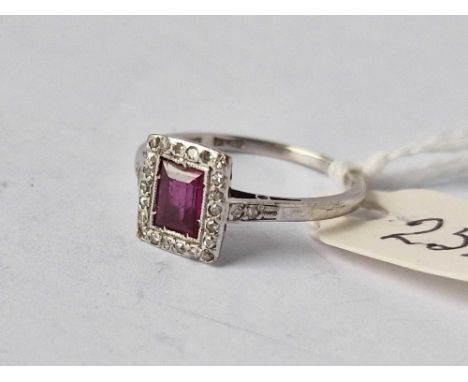 A EDWARDIAN RUBY AND DIAMOND 18CT GOLD AND PLATINUM RING SIZE N 2.4 GMS
