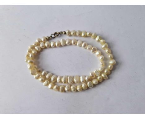 A natural pearl necklace 16 inch