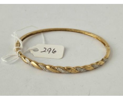 A hinged gold and diamond bangle 9ct 7.5 gms