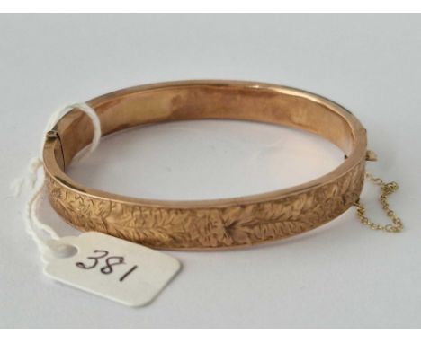A 9CT ENGRAVED BANGLE 11 GMS