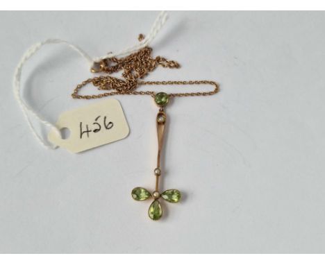A peridot and pearl pendant necklace 15 inch 2.5 gms