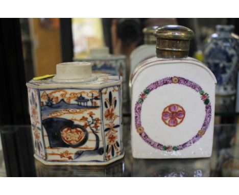 A late 18th century Chinese export porcelain tea caddy, Qianlong period, of rectangular form with rounded shoulders and Europ