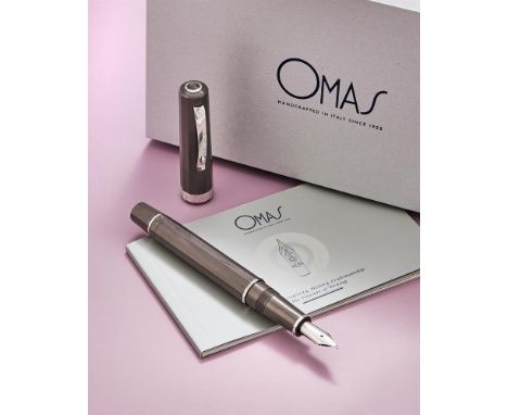 
	
		OMAS, ARTE ITALIANA, MILORD
		A LONDON SMOKE FOUNTAIN PEN
		Cap and Barrel: Grey marbled resin
		Nib and Filling System: