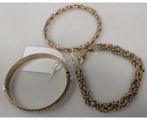 A 9ct gold bright cut engraved hinged bangle, a 9ct gold twisted hinged banlge and a 9ct gold bracelet, gross 44g (3) 