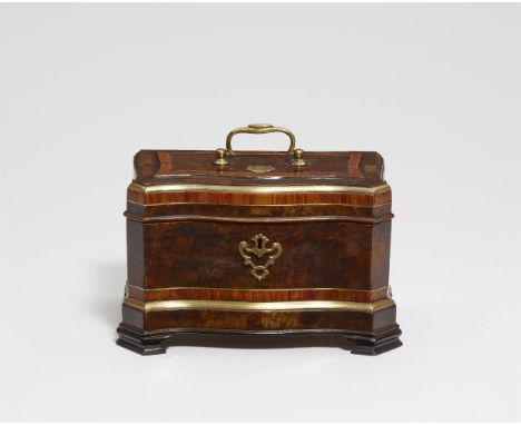 Schatulle von Abraham RoentgenNussmaser, Rosenholz, auf Eiche, vergoldetes Messing, Kirsche, Ebenholz. Seltene, dreiseitig ge