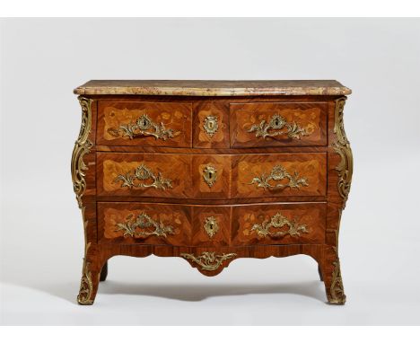 Commode d'époque Louis XVRosenholz, Palisander, Ahorn, Nuss und Buchs auf Eiche, feuervergoldete Bronze, restaurierter Brèche