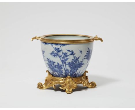 Vase en porcelain de chinePorzellan, blauer Unterglasurdekor, feuervergoldete Bronze. Gefäß mit feiner vegetabiler Bemalung: 