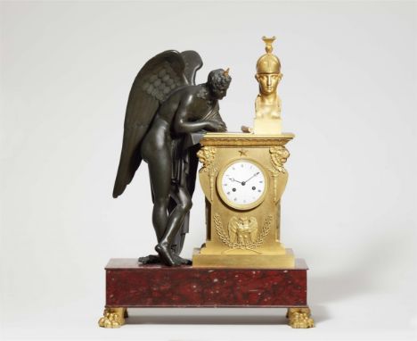 Große Empire-Pendule "Genius inspiriert von Minerva"Feuervergoldete und brünierte Bronze, weißes Email, gebläute Stahlzeiger,