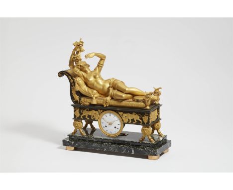 Pendule "à la bacchante allongée"Feuervergoldete und brünierte Bronze, schwarzer, weiß geäderter Marmor, weißes Emailzifferbl