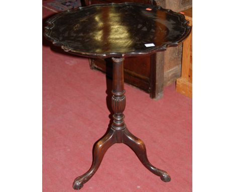 A Georgian style mahogany piecrust topped tilt-top pedestal tripod table 