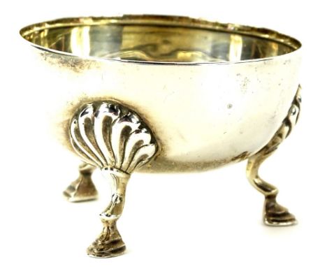 A circular silver open salt, with three shaped legs, headed by stylised fans, Birmingham 1910, 2oz.