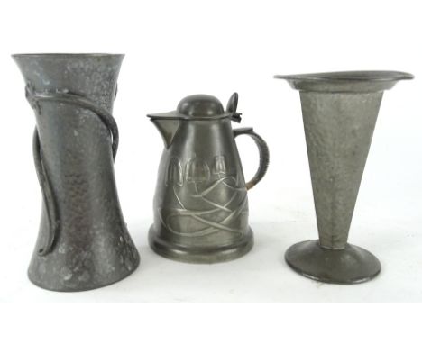 An early 20thC English pewter Art Nouveau jug, with strapwork handle, tapering body and compressed domed lid with thumb mould