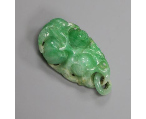 A jade pendant carved with fruit, 36mm.