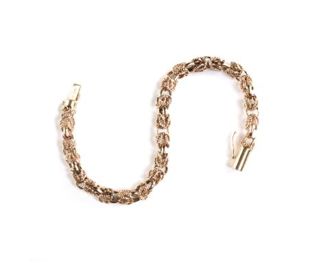 A MODERN 14K YELLOW GOLD LINK BRACELET, STAMPED, LATE 20TH CENTURY, with stylized rope-twist slip knot and ring links, stampe