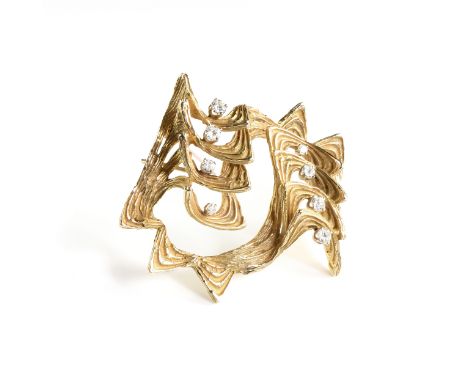 A MODERNIST DIAMOND AND 18K YELLOW GOLD BROOCH, cast as a pierced stylized waves form body mounted with two rows of eight gra