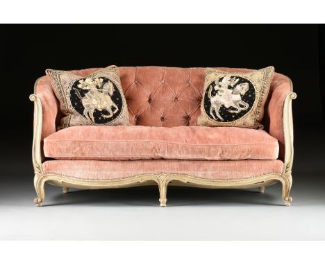 A ROCOCO REVIVAL PINK VELVET UPHOLSTERED PAINTED WOOD CANAPÉ, MID 20TH CENTURY, the curved back with button tufting enclosed 