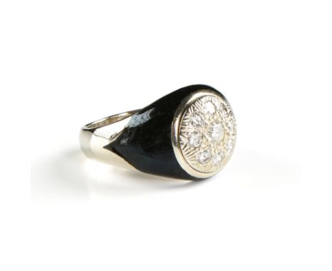 A MEN'S ART DECO STYLE DIAMOND, BLACK ONYX, AND 14K WHITE GOLD RING, the domed white gold top with splayed fan form details c