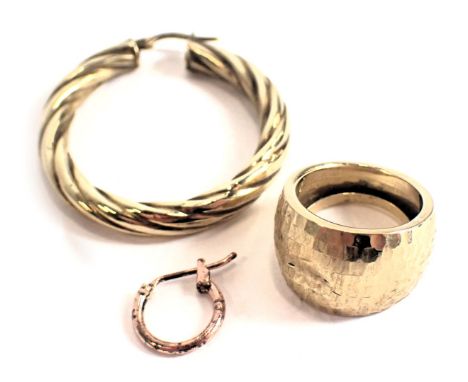 A 9ct gold large hoop earring, a hammered design 9ct gold dress ring, 4.3g all in, and a plated hoop. (3) 