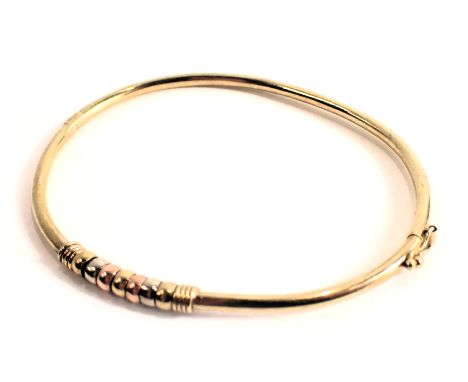 A 9ct gold hinged bangle, of bicolour central link design, 6.5cm diameter, 5g, boxed. 