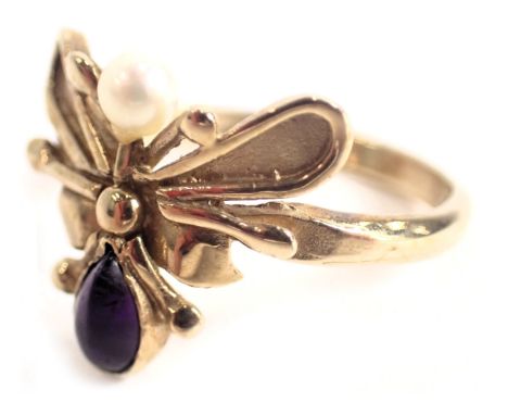 A 9ct gold bee dress ring, the central bee design set with amethyst and cultured pearl ring size O, 2.9g all in. 