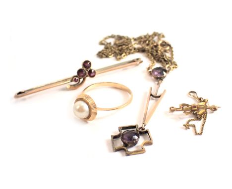 Assorted jewellery, comprising a bar brooch set with garnets in three leaf clover design, stamped 9ct, 5.5cm wide, a dress ri