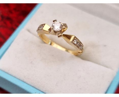 18ct Gold &amp; Diamond Ring, size K and 3.48g
