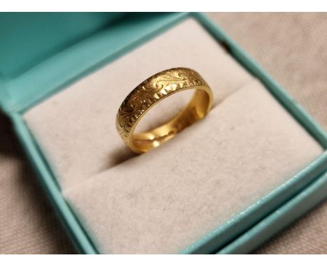 18ct Gold Wedding Band Ring, size K, 4g