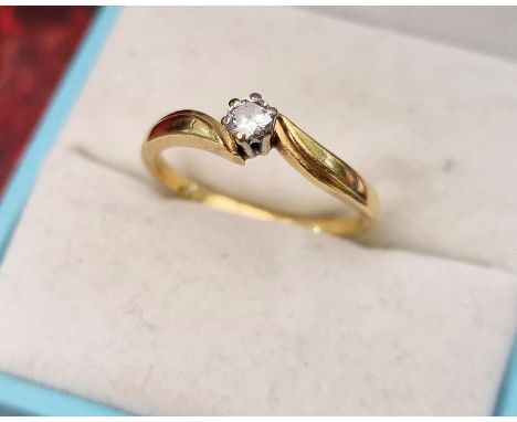 18ct Gold &amp; Diamond Ring, size M and 2.9g