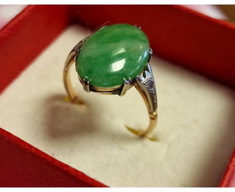 Vintage 9ct Gold and Green Cabochon Stone Dress Ring, size S, 3.25g