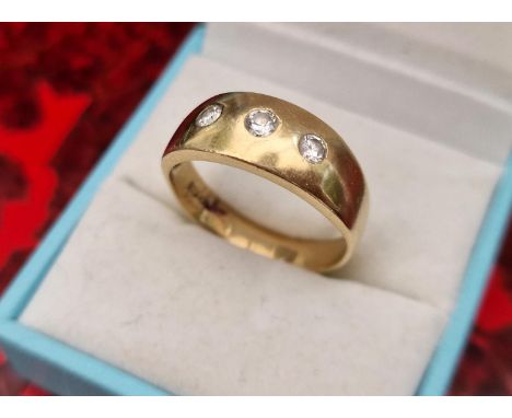 14ct Gold Triple Diamond Man's Ring, size V and 6.7g