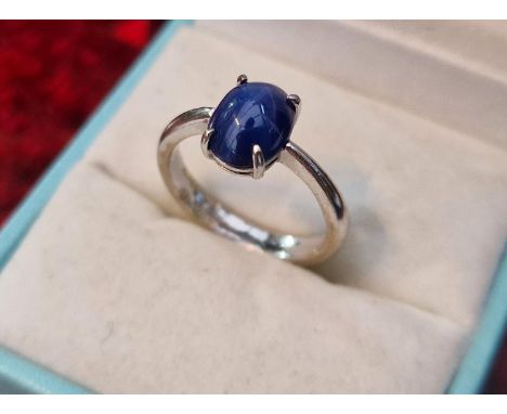 18ct White Gold Sapphire Ring, size K+0.5 and 4.2g