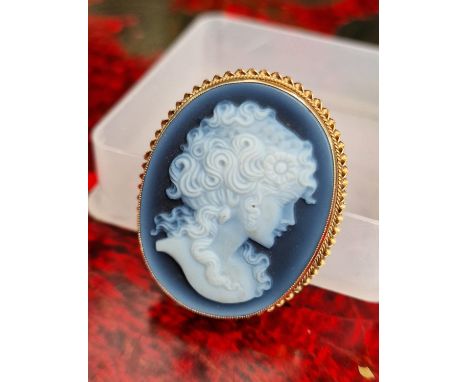9ct Gold Vintage Blue Plaque Cameo Brooch