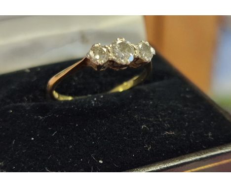 Triple Diamond 18ct Gold Ring - size P+0.5, 2g