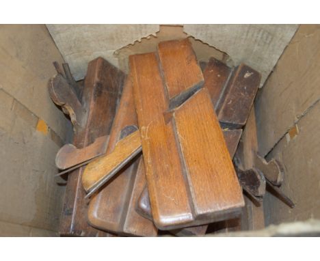 BOX MIXED VINTAGE WOODEN MOULDING PLANES