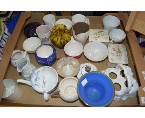 BOX OF MIXED CERAMICS TO INCLUDE CUPS, POOLE POTTERY JUG, EGG STAND ETC