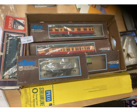 Diecast : Lima Railway 'O' guage scale boxed items inc engine, carriages, track etc - boxed - knocked &amp; grubby but conten