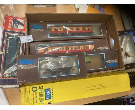 Diecast : Lima Railway 'O' guage scale boxed items inc engine, carriages, track etc - boxed - knocked &amp; grubby but conten